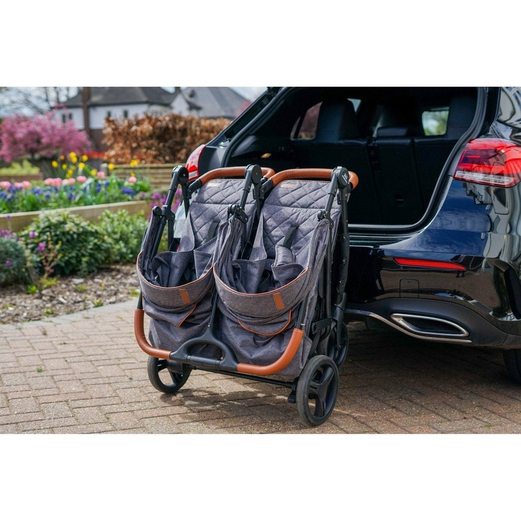 Photo of Amababy Duo stroller and hatchback