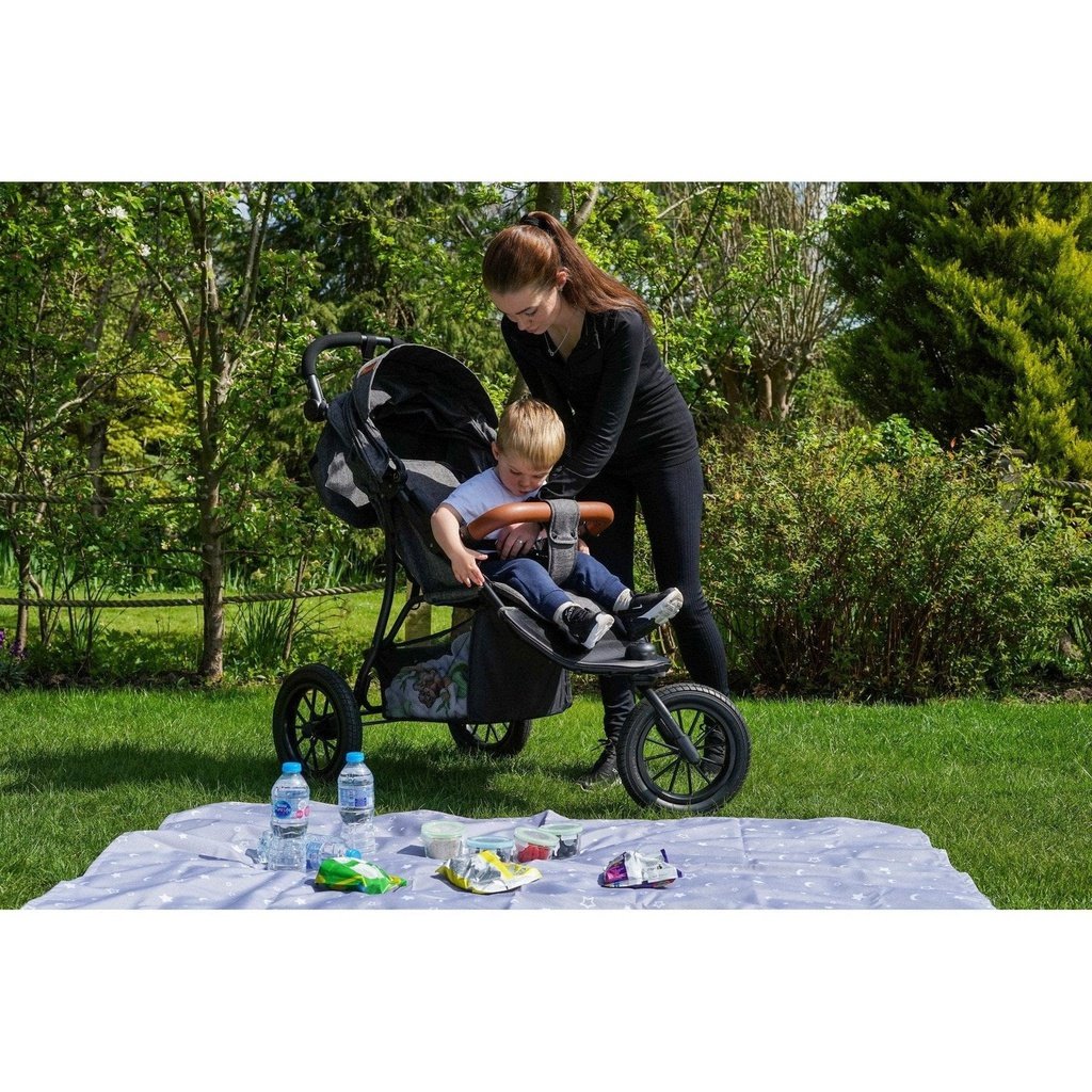 Photo of Amababy Swift stroller at picnic