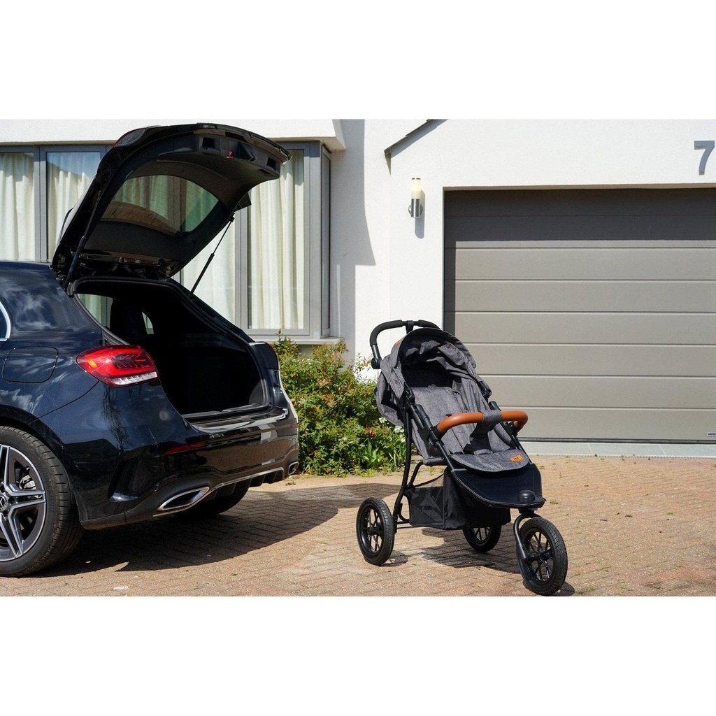 Photo of Amababy Swift stroller and hatchback